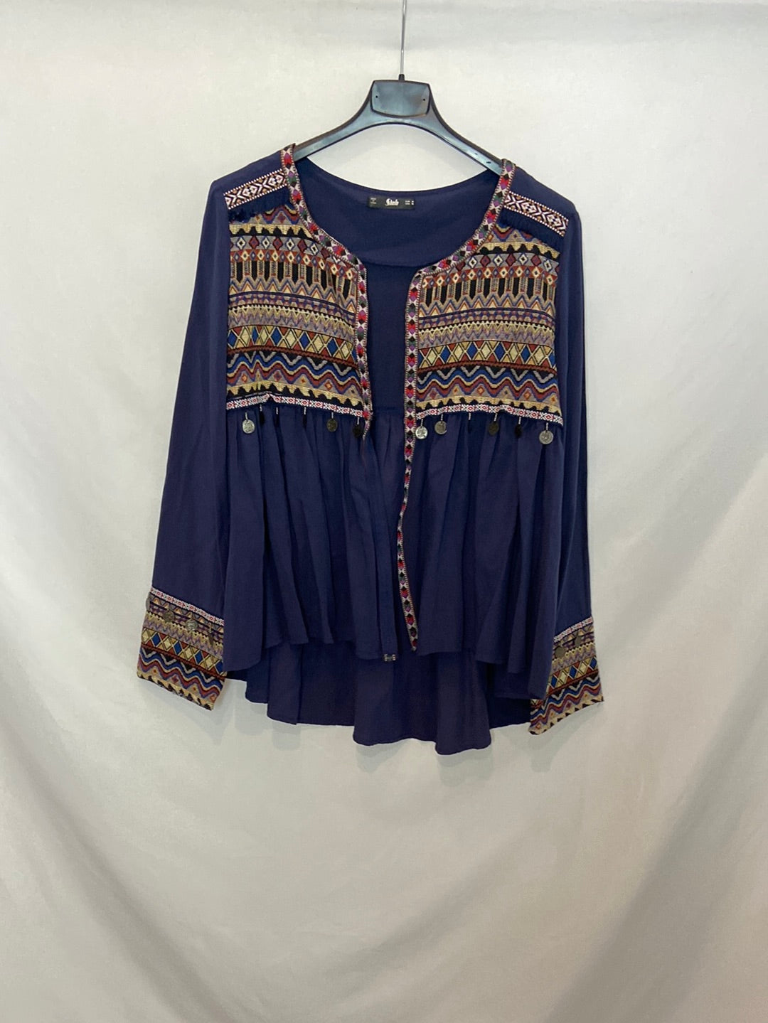 SHEIN. Sobrecamisa azul con detalles étnicos T.M