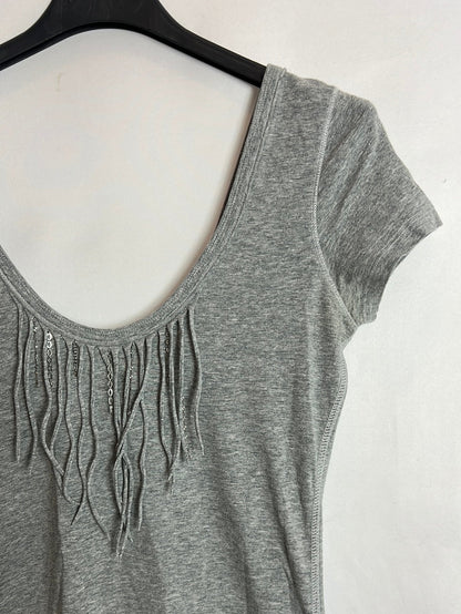 ABERCROMBIE&FITCH. Camiseta ajustada gris flecos. T M