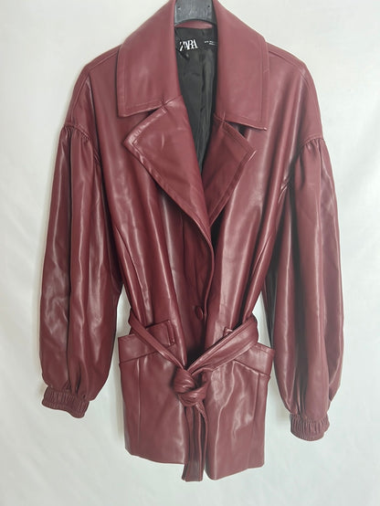ZARA. Chaqueta efecto piel estilo oversized burdeos. T S