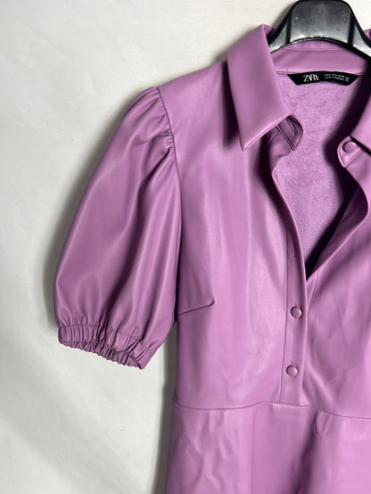 ZARA. Vestido corto efecto piel morado. T S