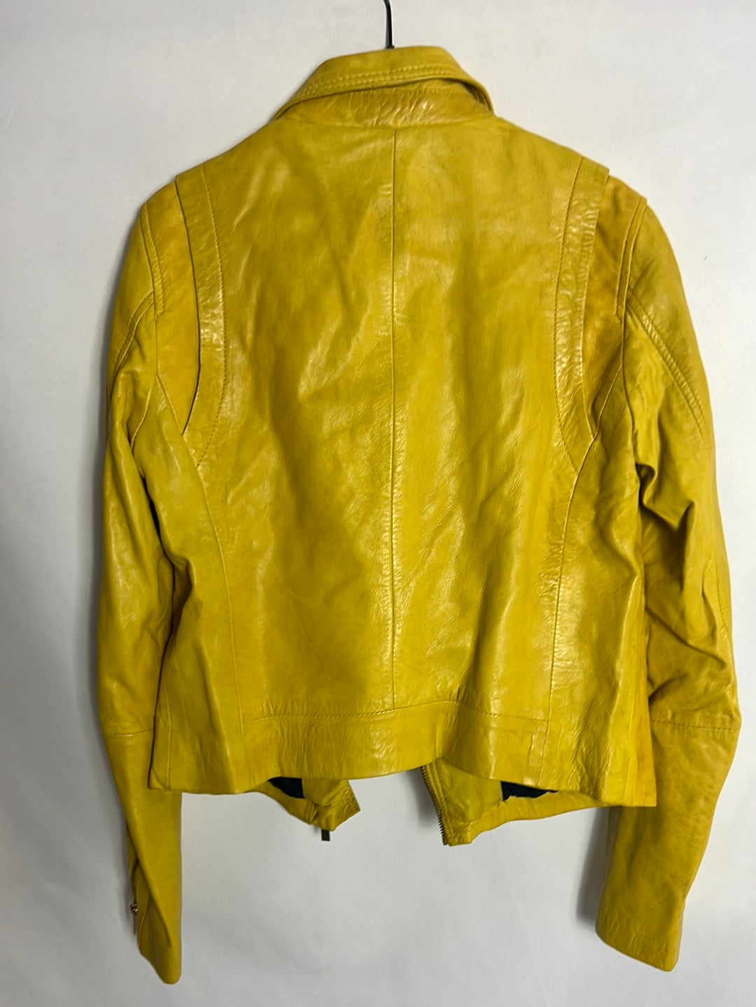 STRADIVARIUS. Chaqueta piel amarilla estilo biker. T M