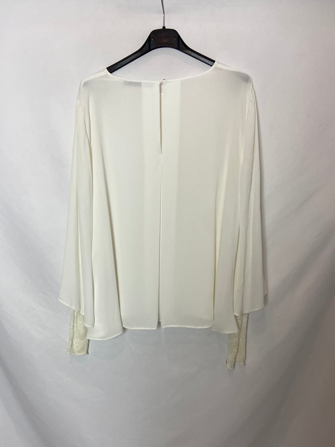 ZARA. Blusa blanca detalle encaje T. XL