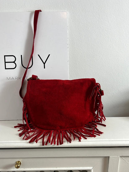 OTRAS. Bolso piel rojo flecos