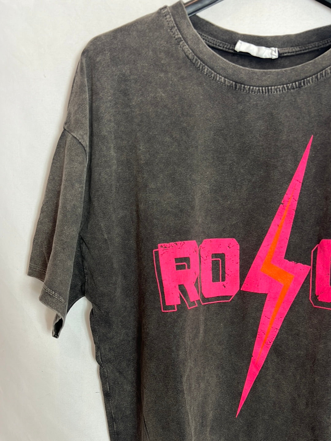 ALGO BONITO. Camiseta gris efecto desgastado logo. T M/L