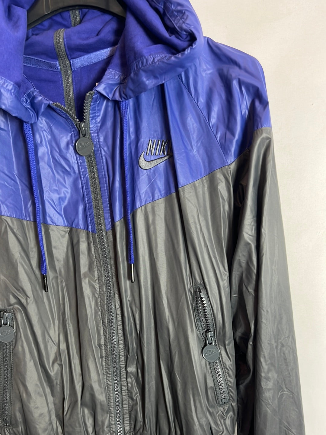 NIKE. Chaqueta corta vientos gris y morada. T S