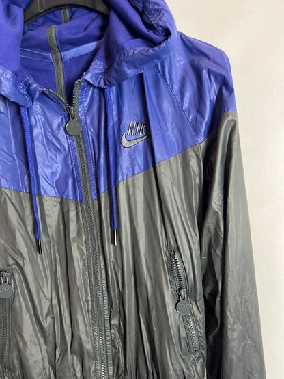 NIKE. Chaqueta corta vientos gris y morada. T S