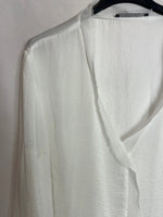 VOLIETA BY MANGO. Blusa blanca cruzada detalles cuello y puños. T XL