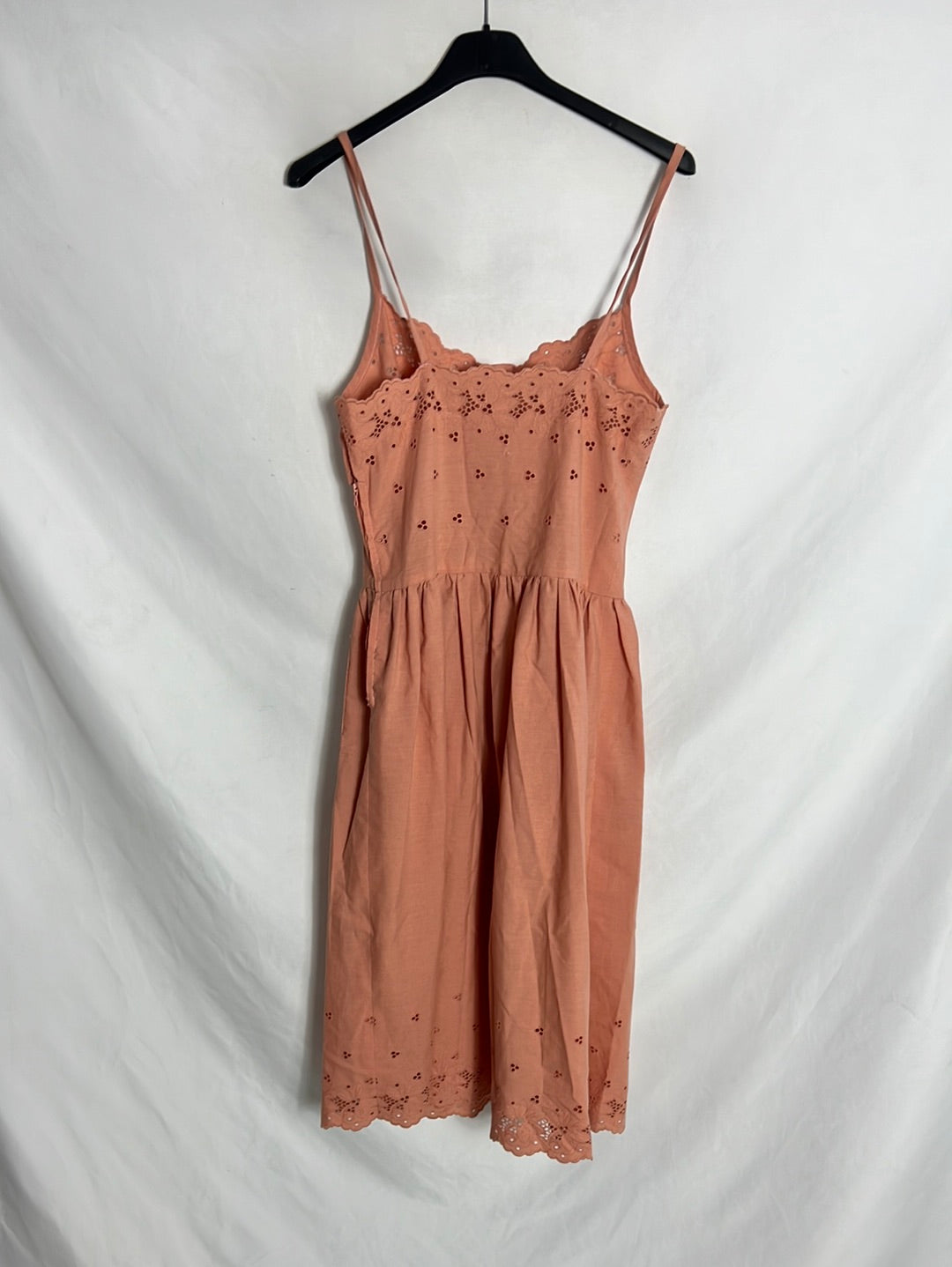 OTRAS. Vestido rosa troquelado detalle botones. T 40