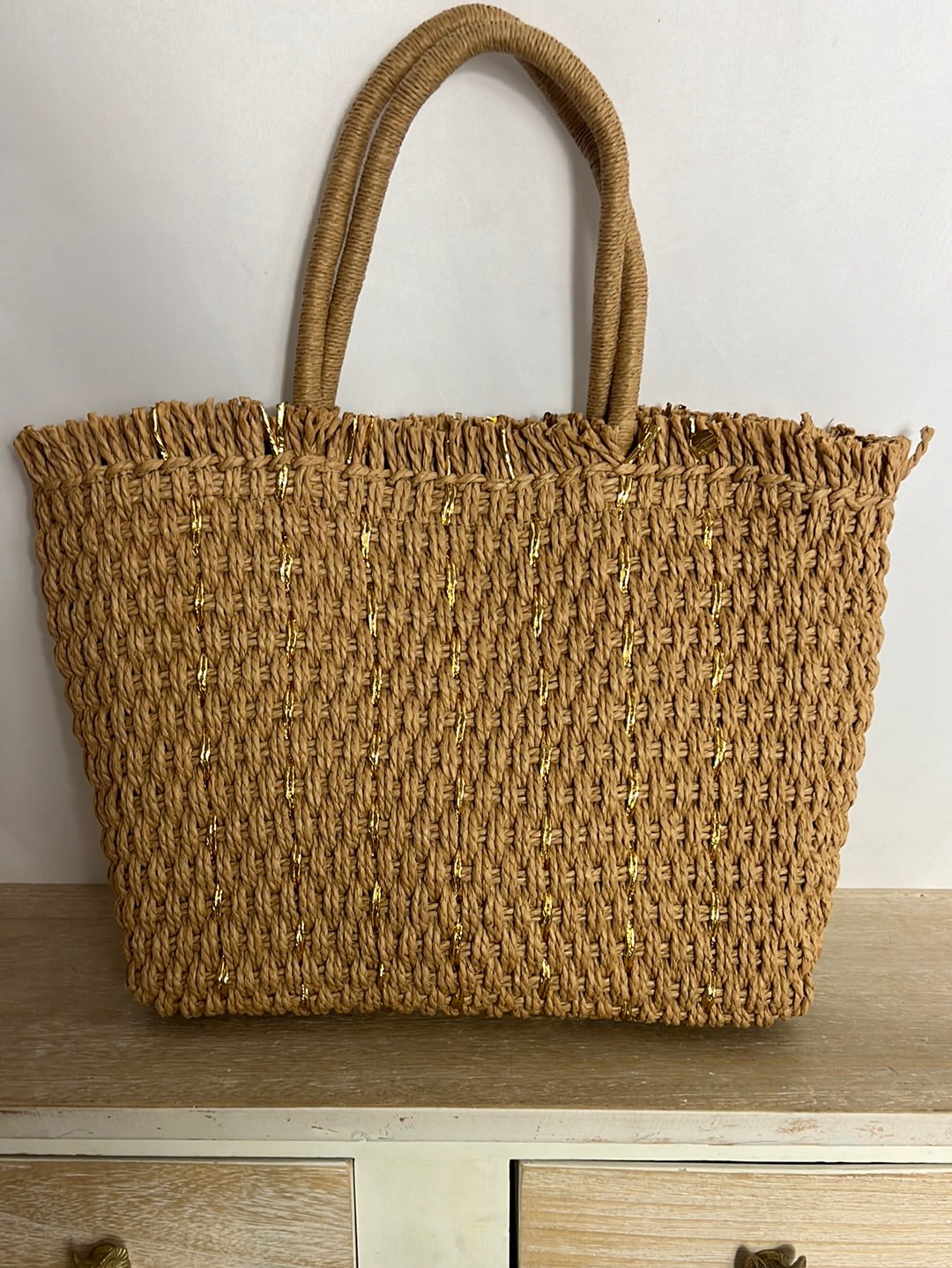KIABI. Raffia basket with gold details (tara)
