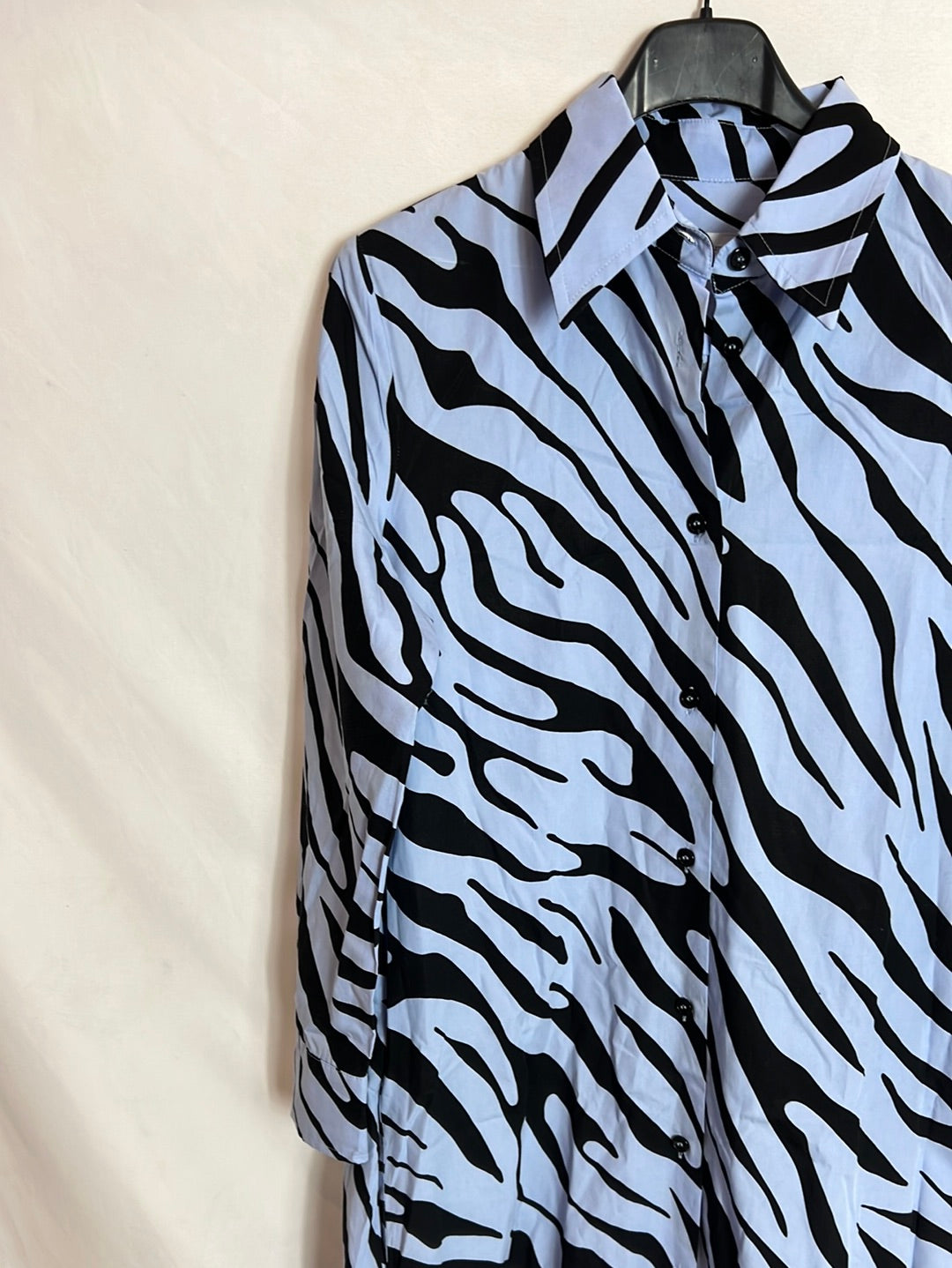 ZARA. Vestido midi camisero azul y negro. T XS