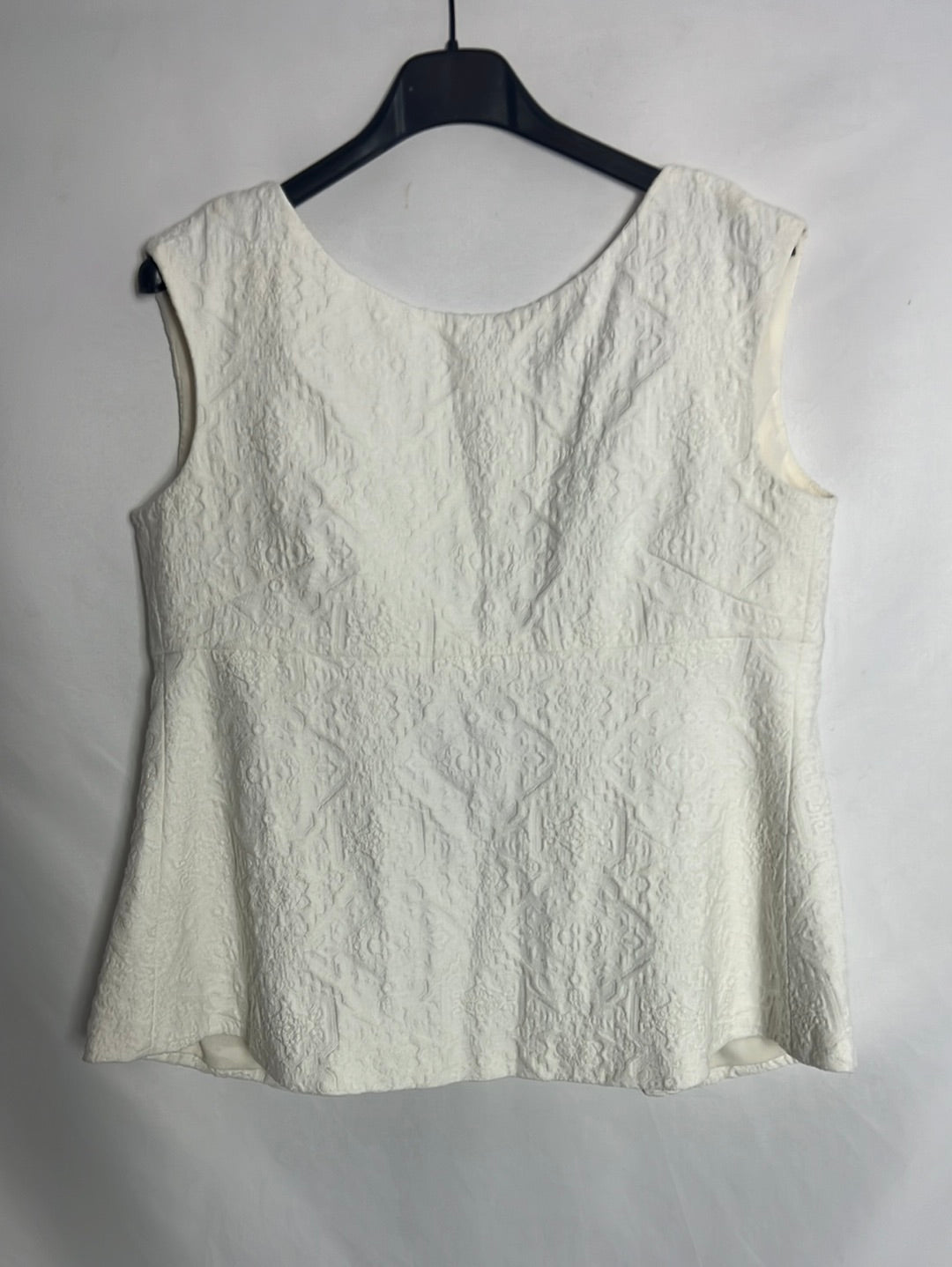 ZARA. White top with back opening. TM