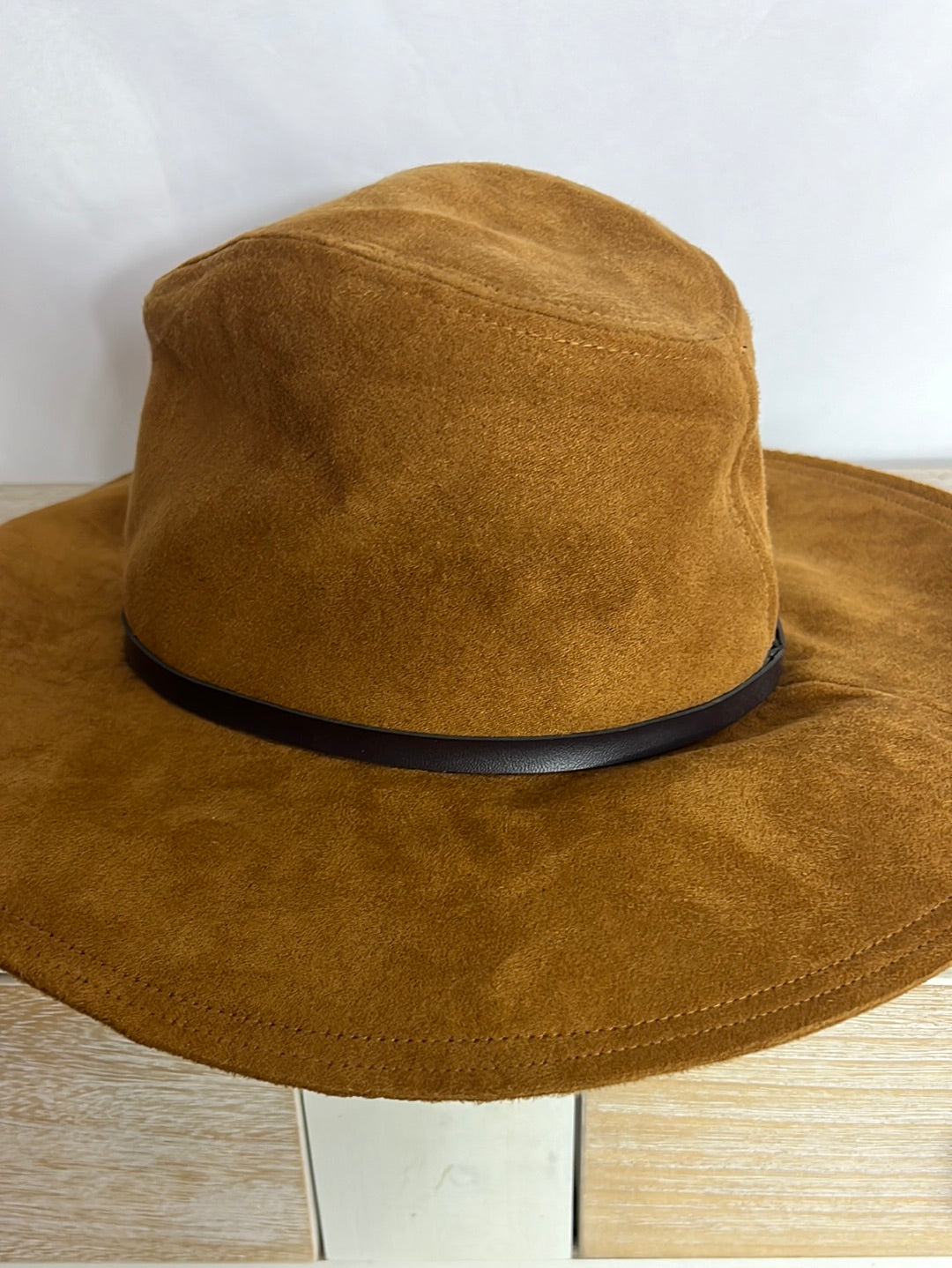 ZARA. Camel faux leather hat. TS