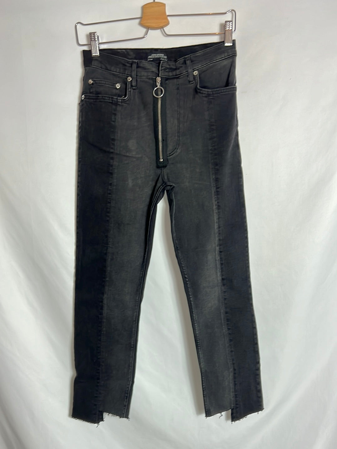 ZARA. Pantalón denim gris cremallera. T 34