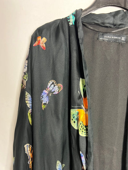 ZARA. Kimono seda estampado mariposas. T M