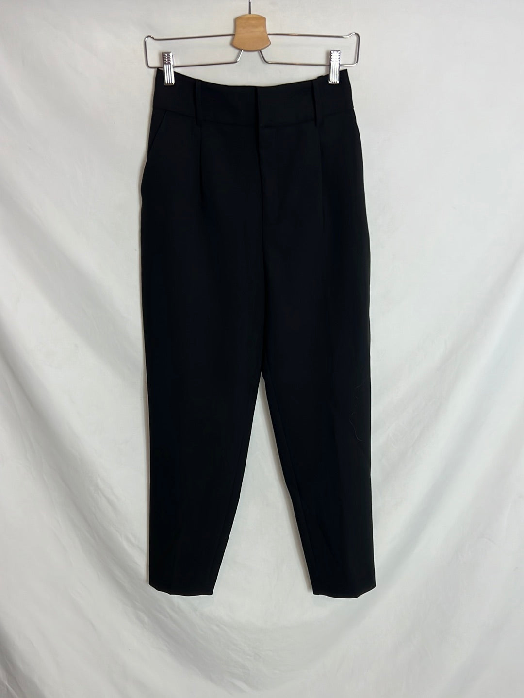 ZARA.Pantalones negros pinzas T.XS