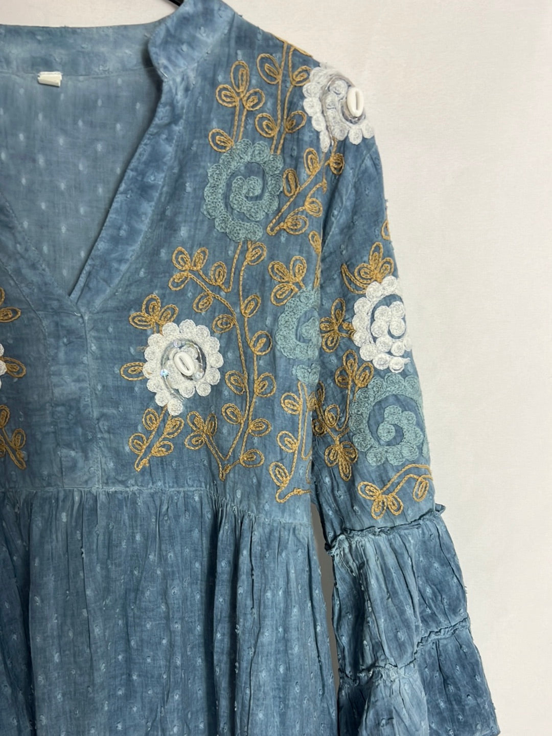 OTRAS. Vestido textura bordados azul claro. T U ( M)