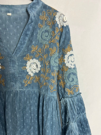 OTRAS. Vestido textura bordados azul claro. T U ( M)