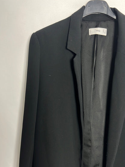 MANGO. Blazer negra fluida larga. T S