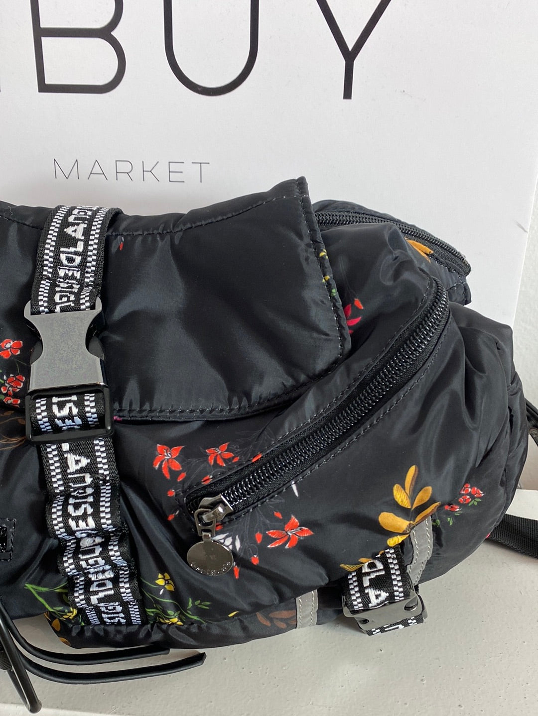 DESIGUAL. Bolso negro con flores