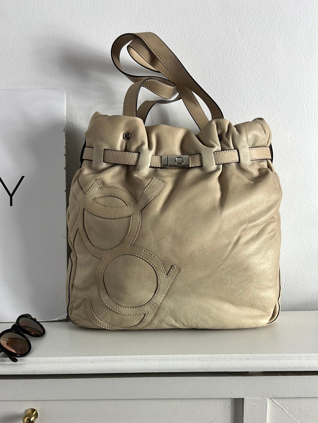 PURIFICACIÓN GARCIA. Bolso beige acolchado piel