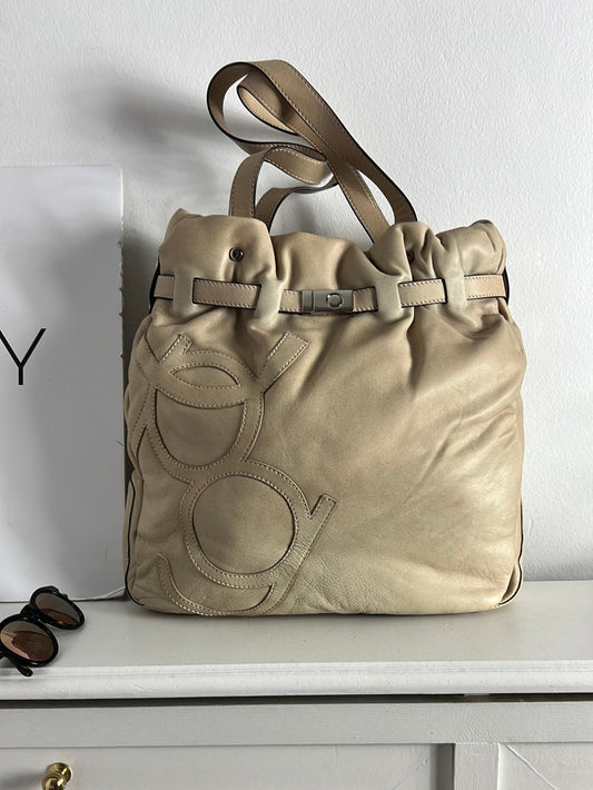 PURIFICACIÓN GARCIA. Bolso beige acolchado piel