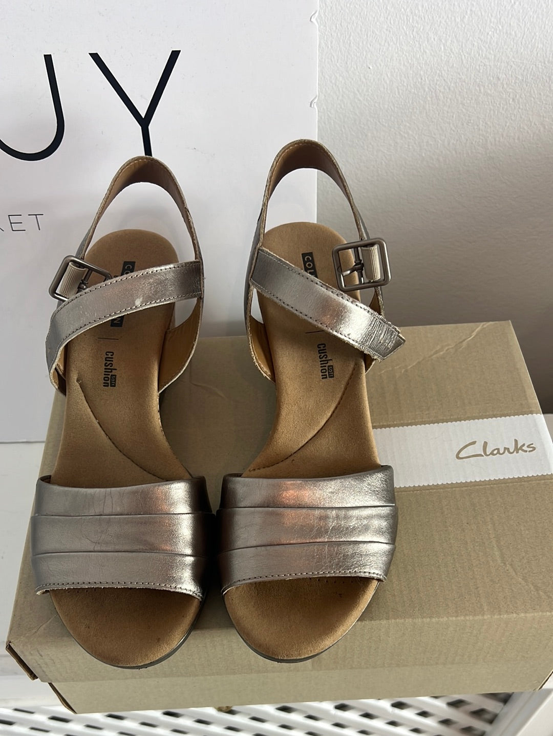 CLARKS. Cuñas plateadas. T 38