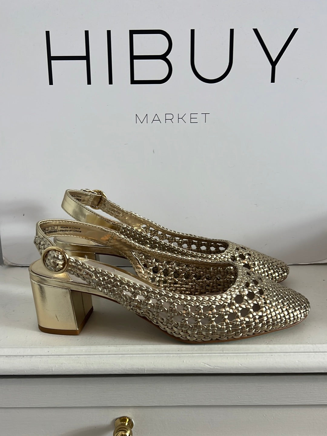 CORTEFIEL. Sandalias troqueladas doradas. T 40