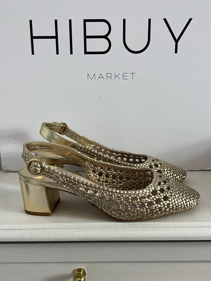 CORTEFIEL. Sandalias troqueladas doradas. T 40