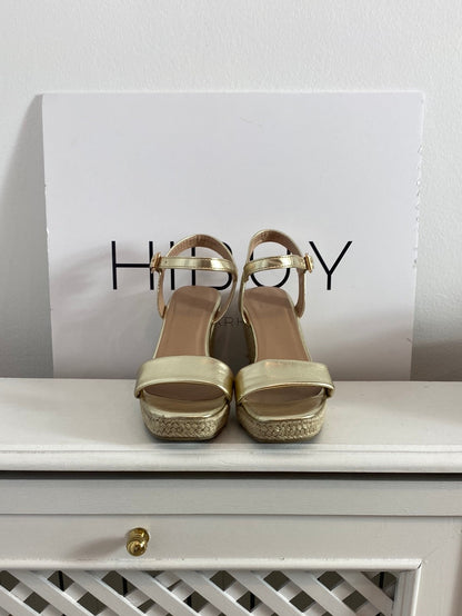 PRIMARK. Sandalias de tacón doradas. T.38