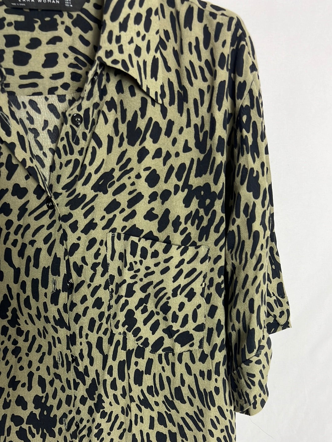 ZARA. Blusa verde estampada manga corta. T M