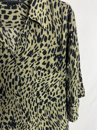 ZARA. Blusa verde estampada manga corta. T M