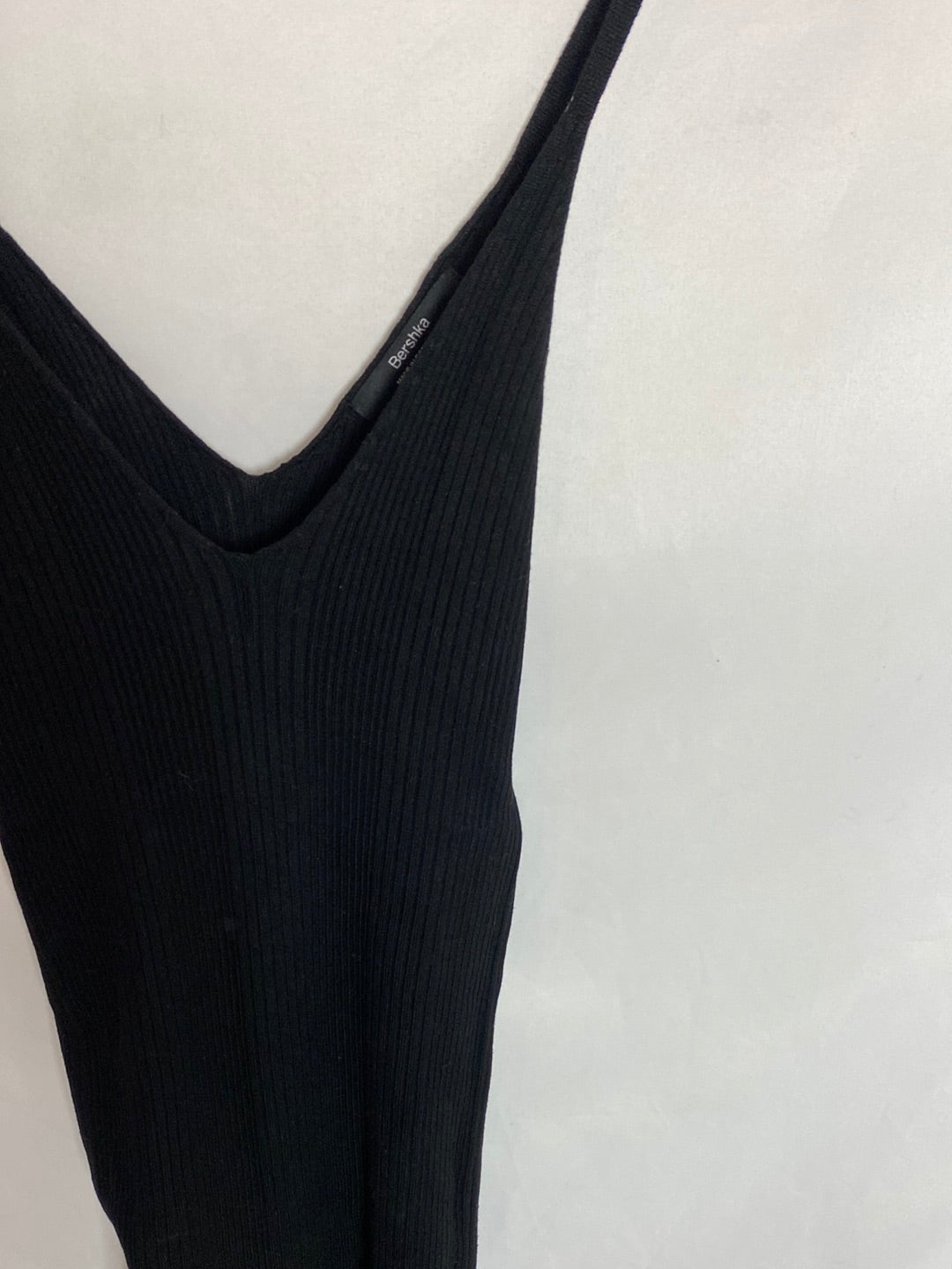 BERSHKA. Vestido canalé midi negro. T.S