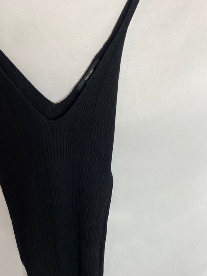 BERSHKA. Vestido canalé midi negro. T.S