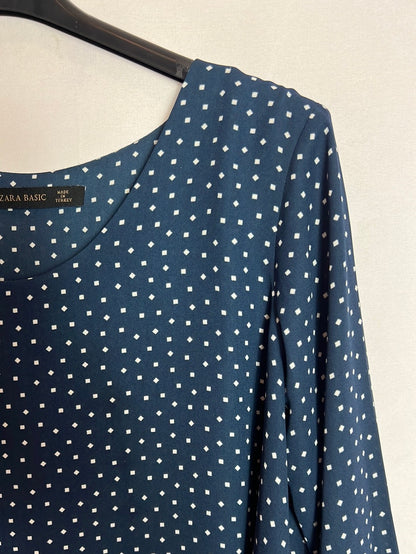 ZARA. Blusa azul con estampado de puntos. T.m