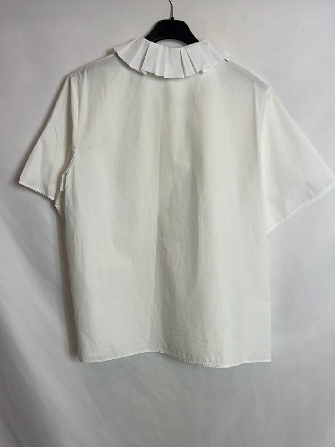 COS. Blusa blanca oversized detalle cuello. T M