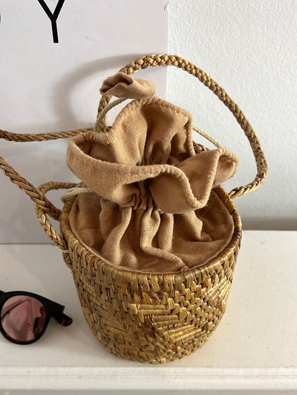 OTRAS. Bolso pequeño mimbre