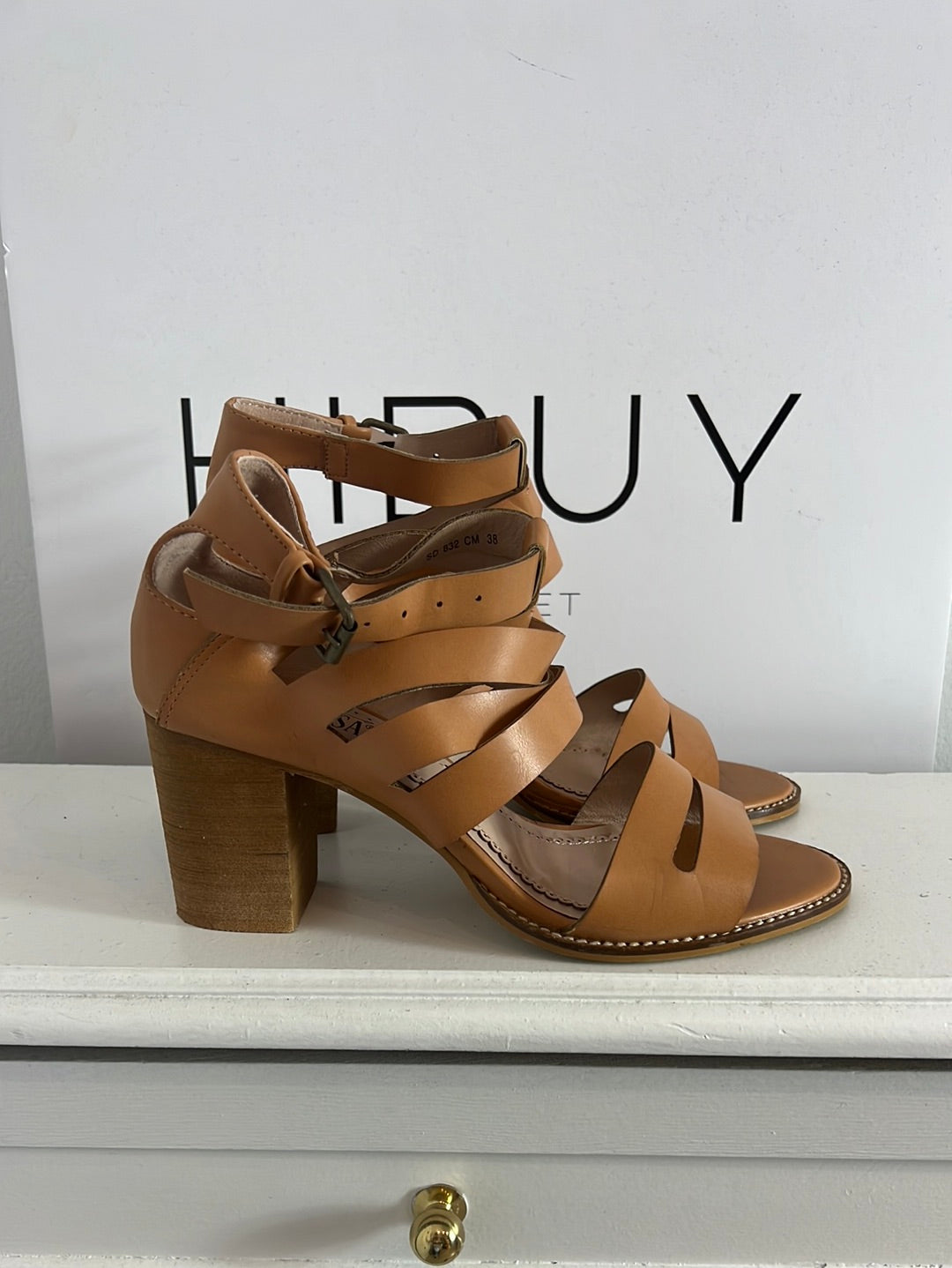 LES VANESSA. Sandalia camel tiras T.38