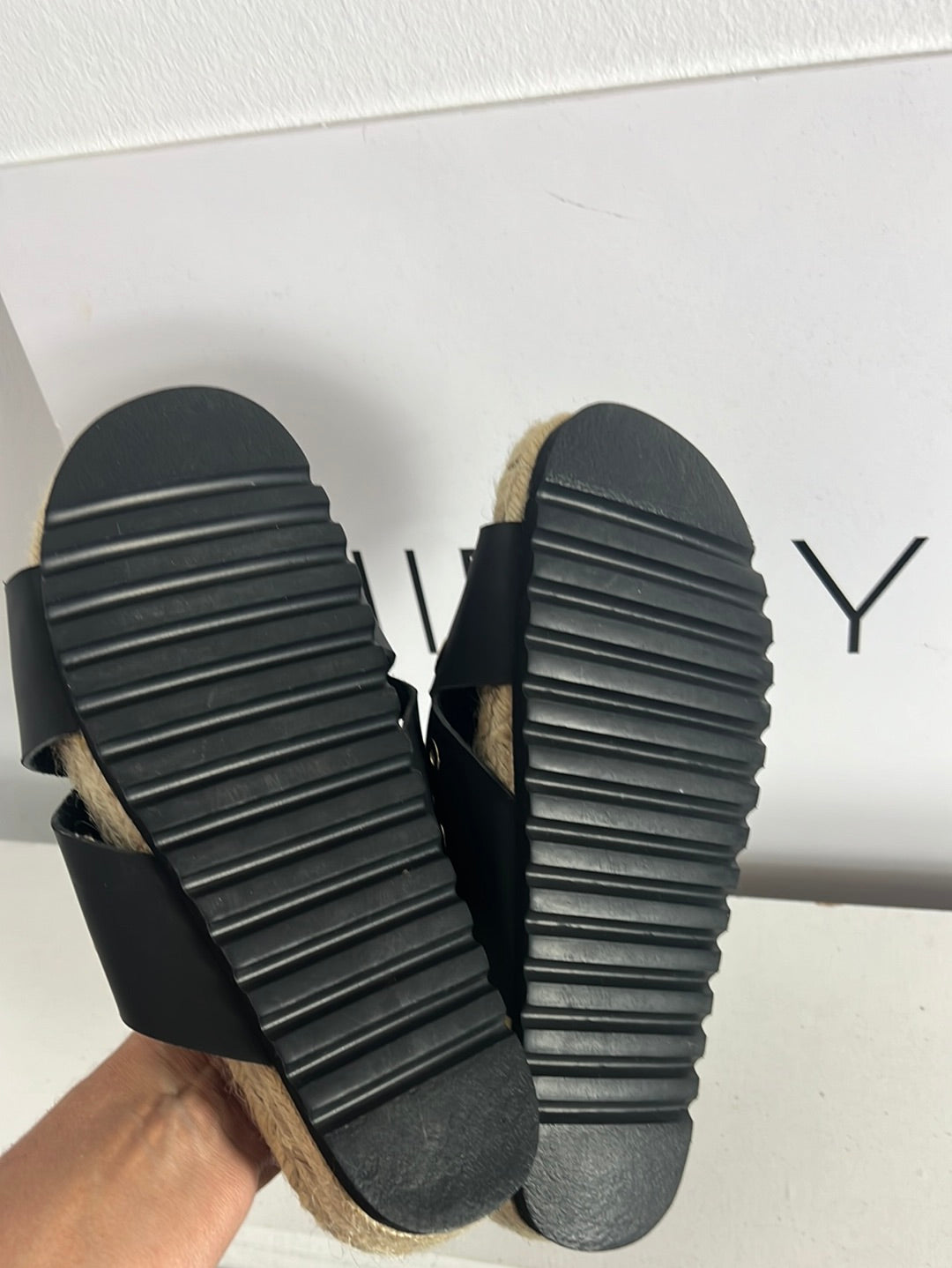 VIGUERA. Alpargata negra tachuelas .38