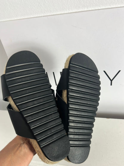 VIGUERA. Alpargata negra tachuelas .38