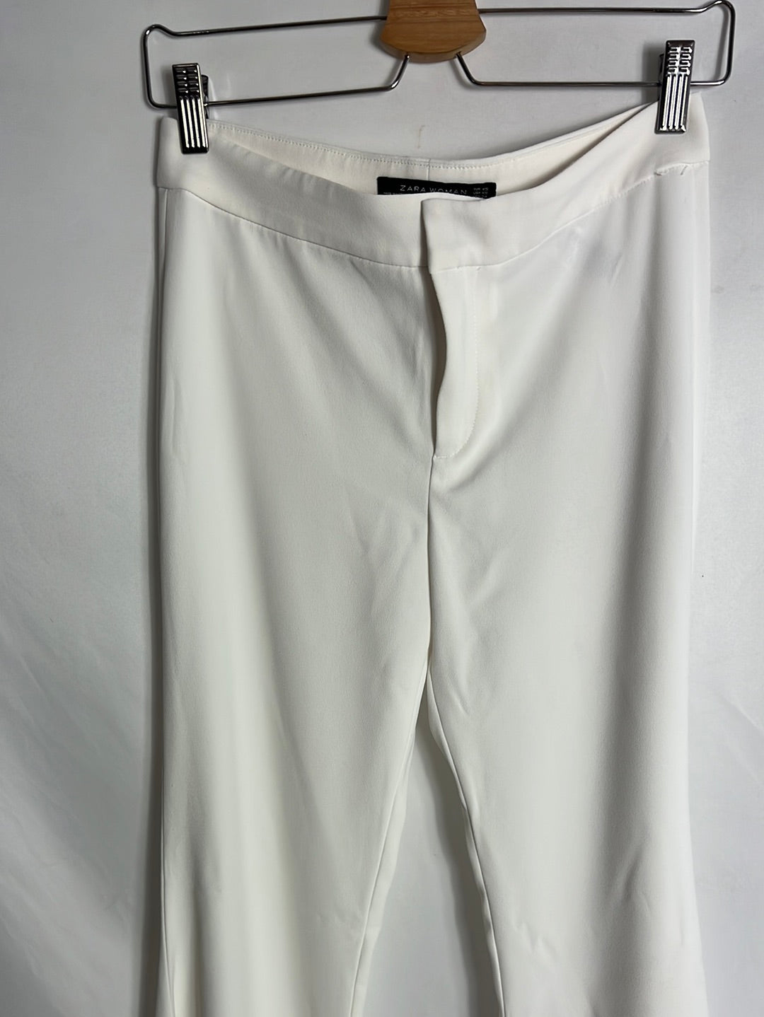 ZARA. Pantalón campana blanco. T XS