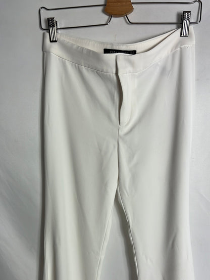 ZARA. Pantalón campana blanco. T XS