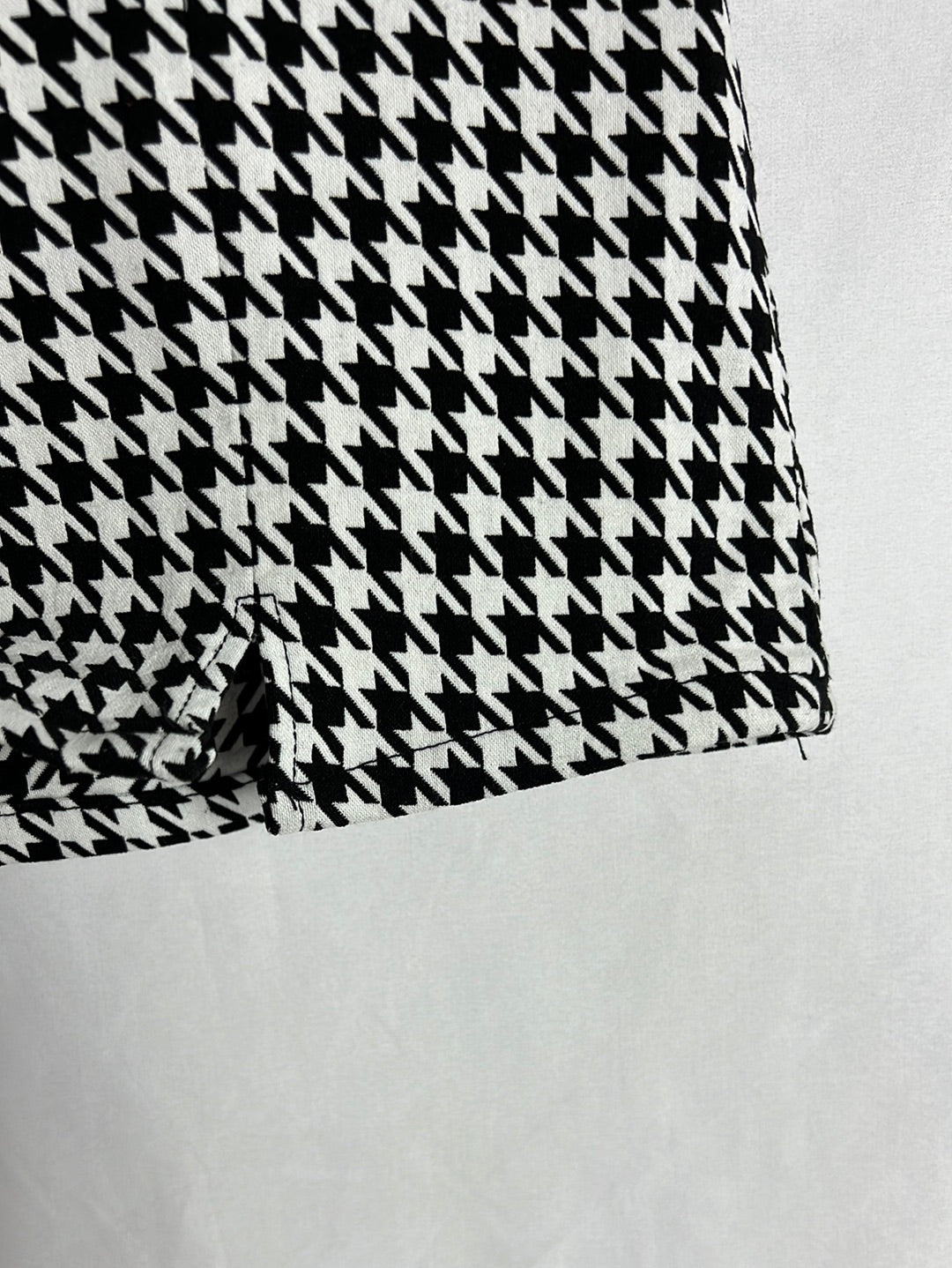 LEFTIES. Short houndstooth skirt. TM