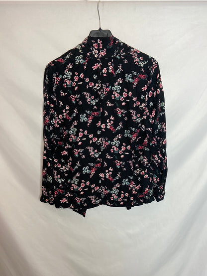 BERSHKA. Chaqueta negra flores T.M