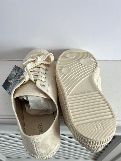 YERSE. Zapatillas beige cordones. T 38