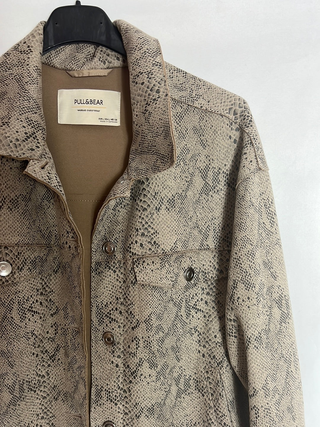 PULL&BEAR. Chaqueta textura animal print. T L