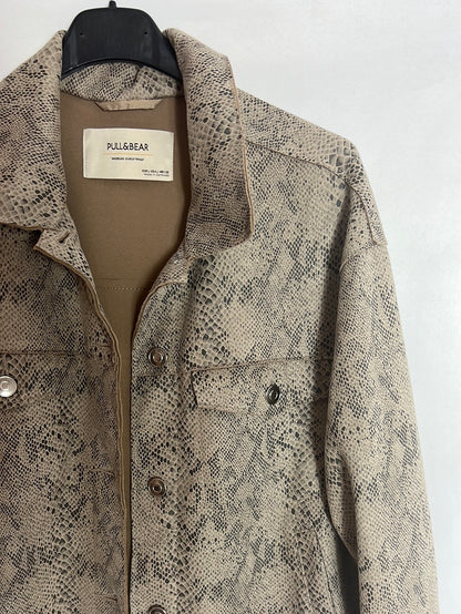 PULL&BEAR. Chaqueta textura animal print. T L