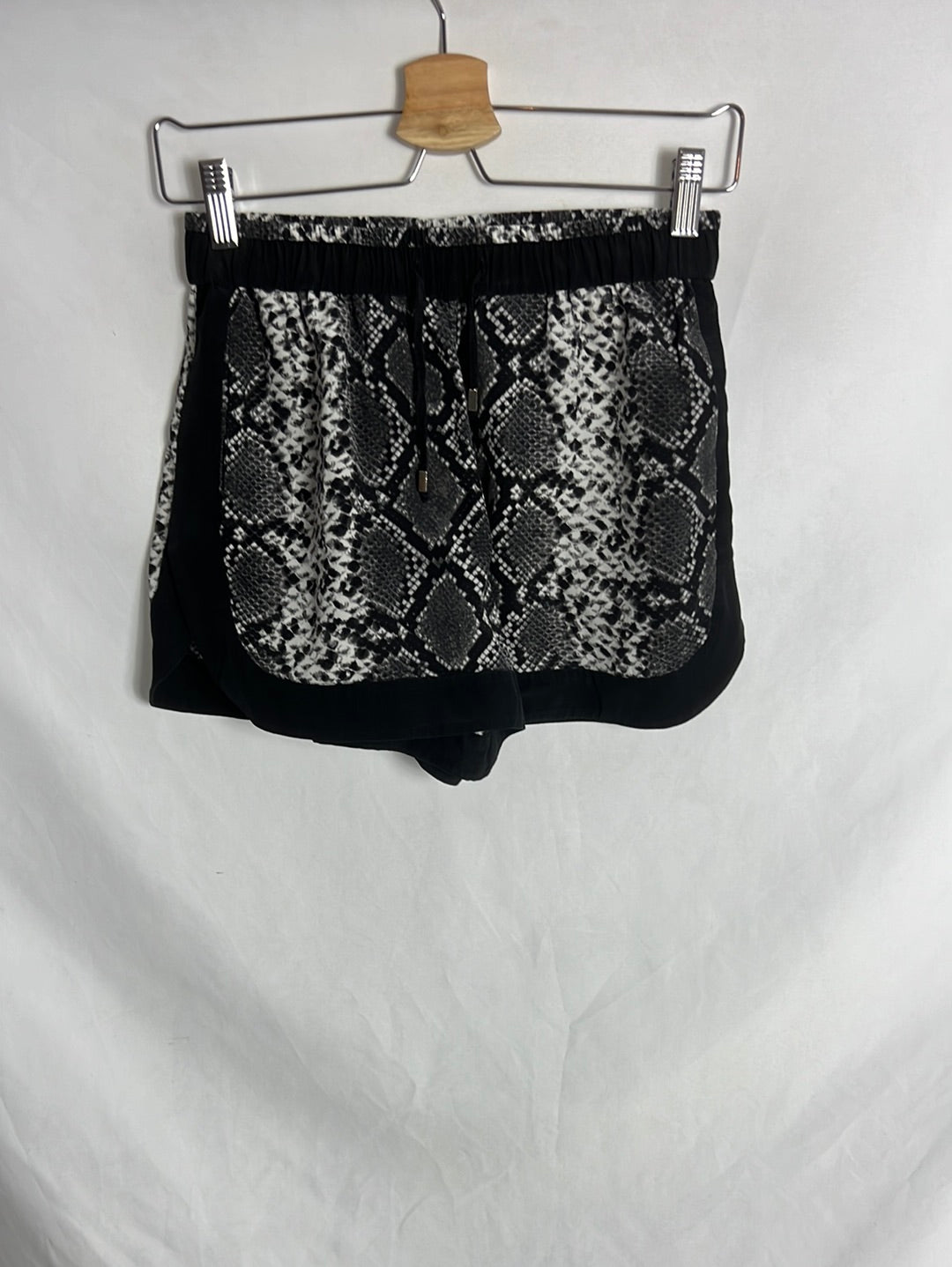 SANDRO. Shorts seda animal print. T 1 (S)