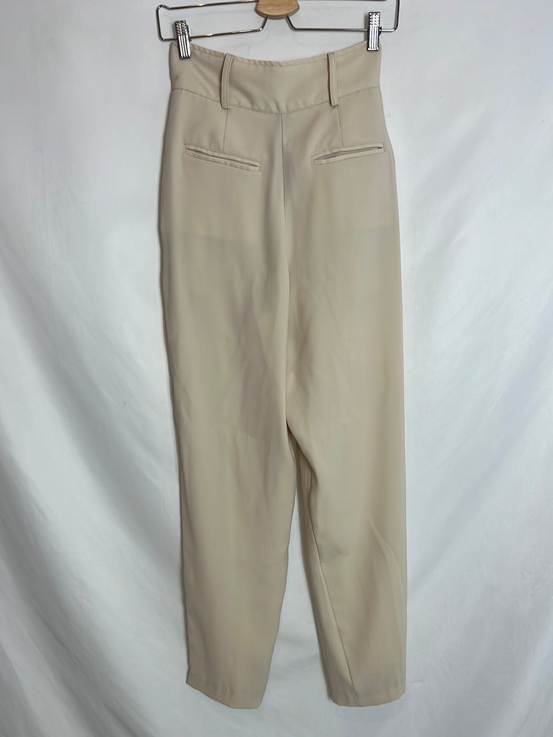 IQ. Total look: blazer and beige flowing trousers. TS/M (tare)