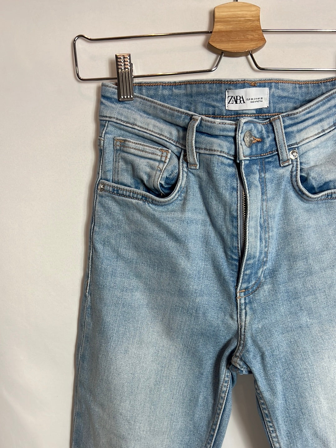 ZARA. Light-colored cropped denim pants. Size 36