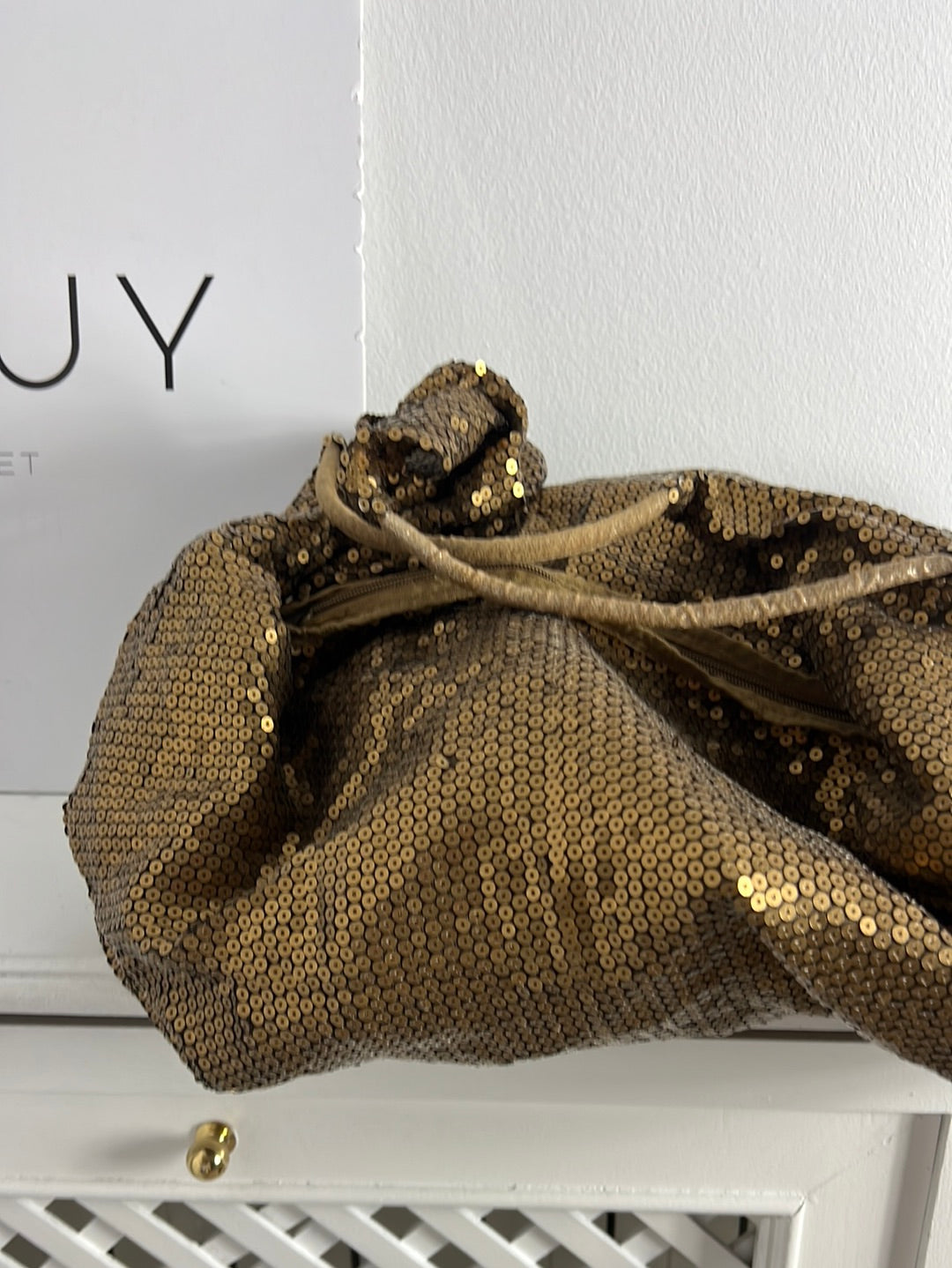 STRADIVARIUS. Bolso dorado lentejuelas